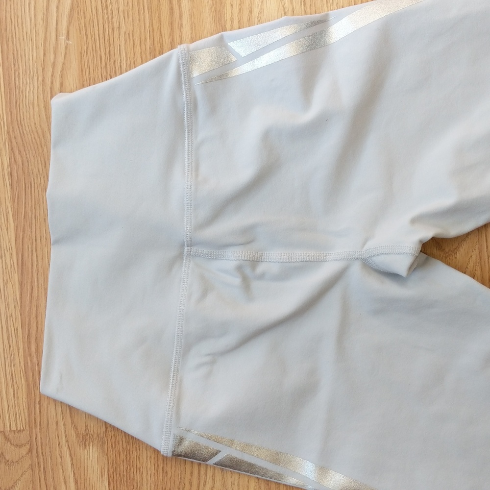 Alo Airbrush Leggings Dove Grey with Silver Facet Size Small - Picture 12 of 13